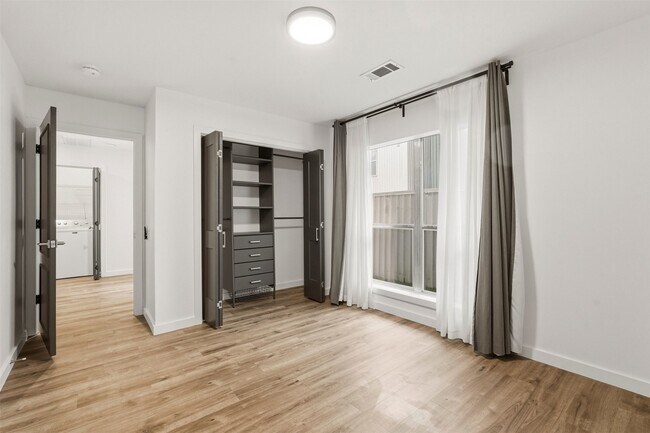 Building Photo - 6121 Gehring St