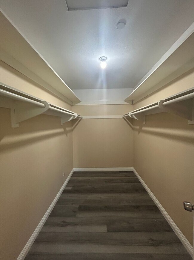 Building Photo - Spacious 4bed/3bath House for rent