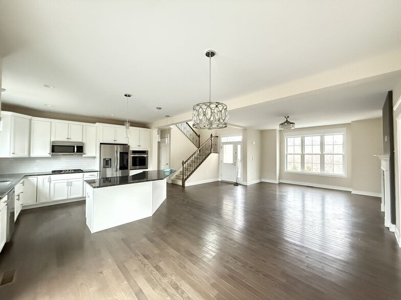 Building Photo - 584 Westlake Dr