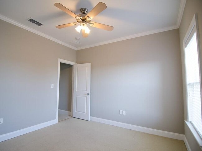 Building Photo - 273 Carlyle Park Dr