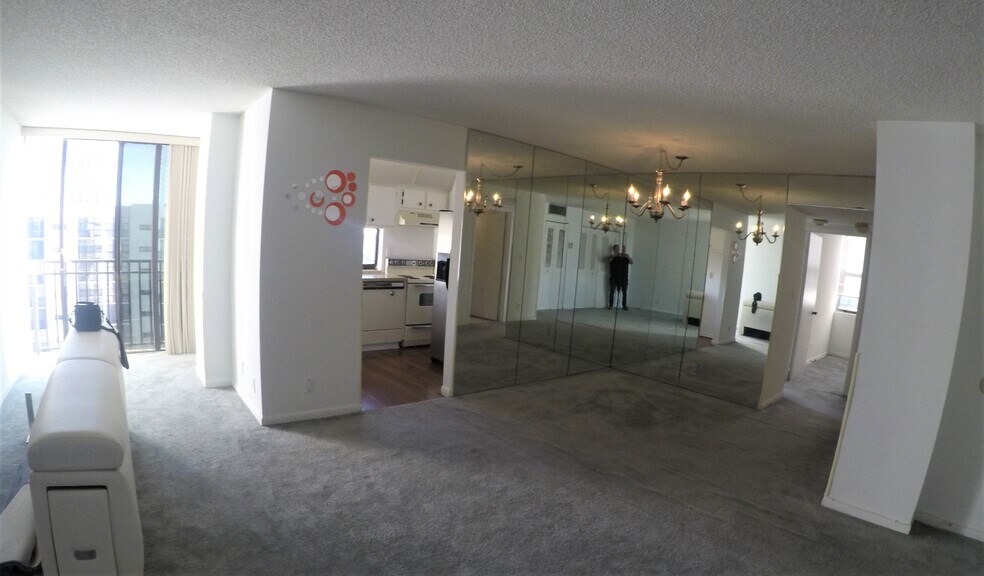 Bright and light living area - 17011 N Bay Rd