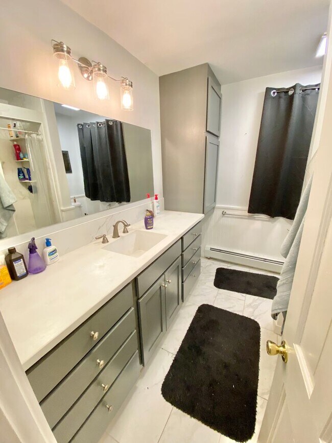 Building Photo - 203 Maple St