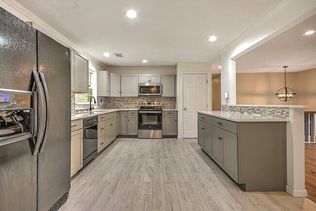 Building Photo - Beautiful split foyer home in Colonial Hei...