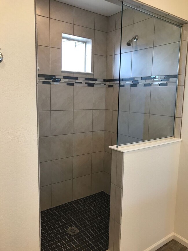 Building Photo - 3 bedroom 2 1/2 bathroom house in Commerce...