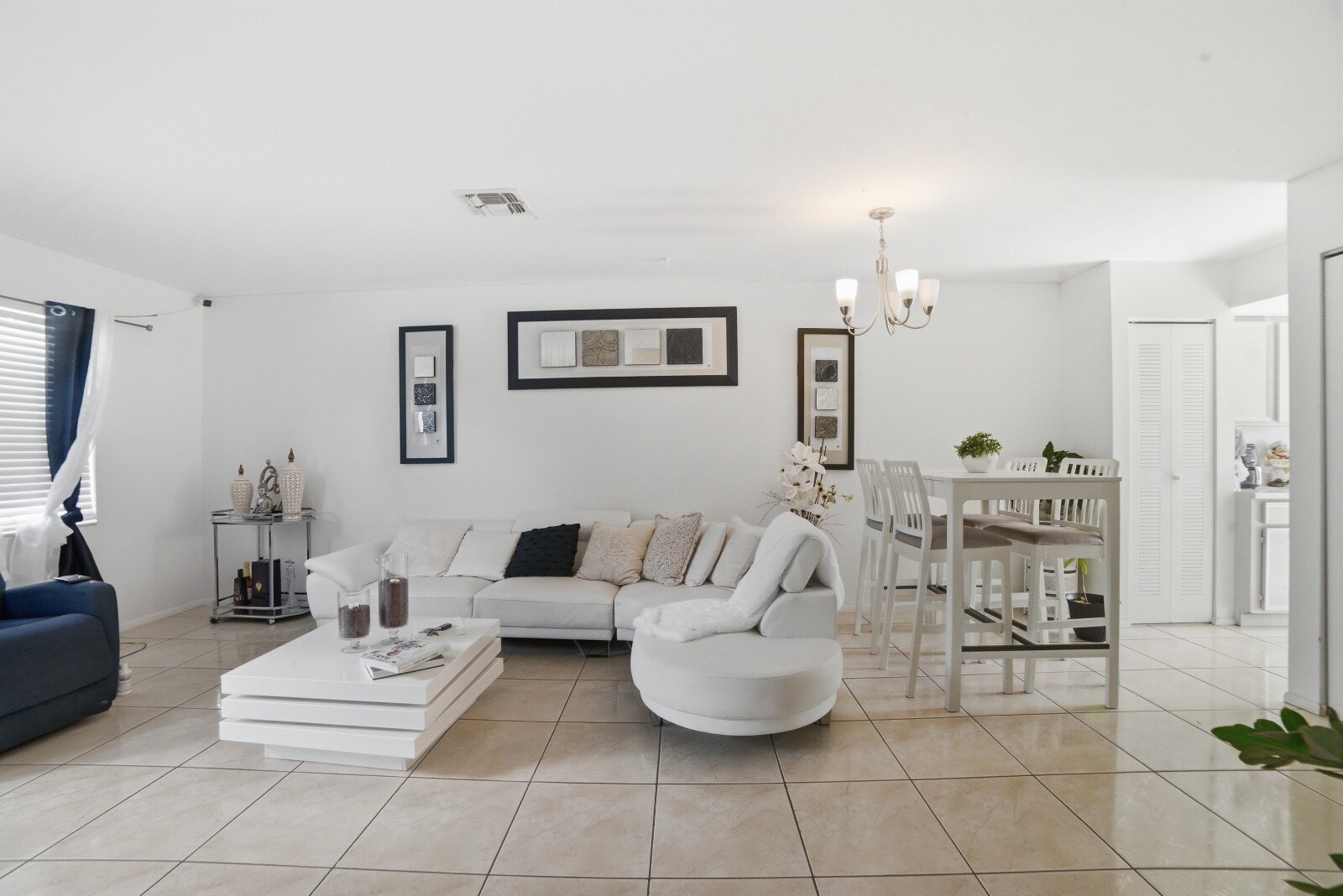 Building Photo - 2 E Las Palmas Way