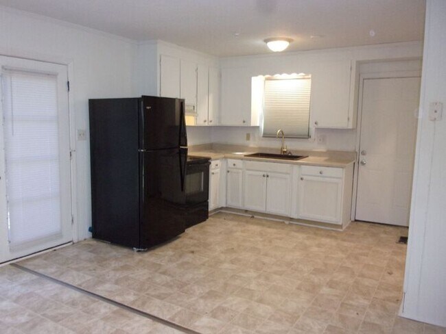 Building Photo - 3 Bedroom 1 Bath Brick Ranch - Recently Updated and Painted