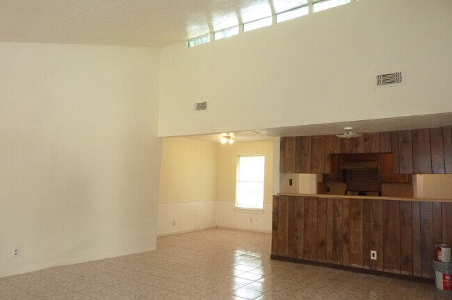 Building Photo - 8916 Carousel Ln