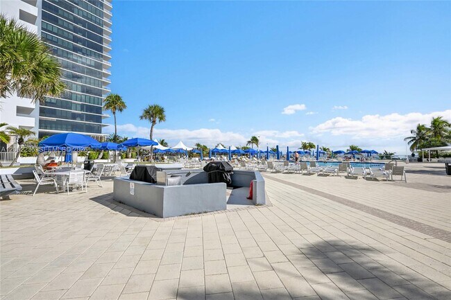 Building Photo - 2030 S Ocean Dr