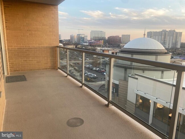 Building Photo - 5750 Bou Ave