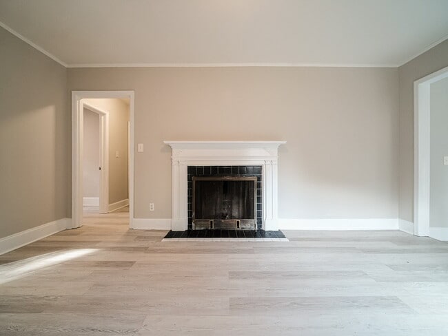 Building Photo - "Charming 4-Bedroom Gem in Charlotte - Cozy Living with Spacious Comfort!"