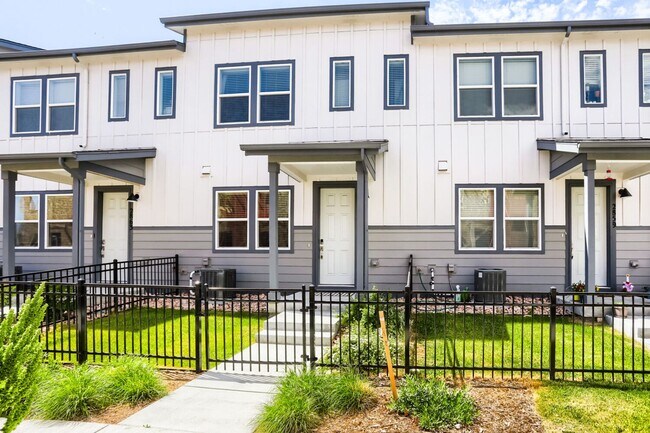 Building Photo - Beautiful 2024-Built Home with Pool, Clubhouse & Pickleball Courts