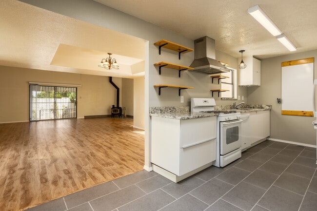 Building Photo - 6805 La Casa Bonita NE