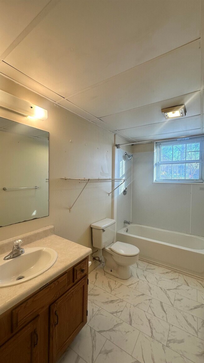 Building Photo - 324 Main St