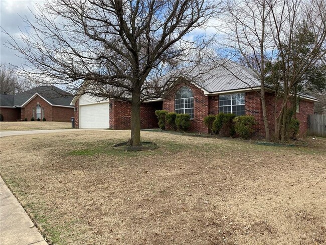 Building Photo - 4902 Hawthorne Way