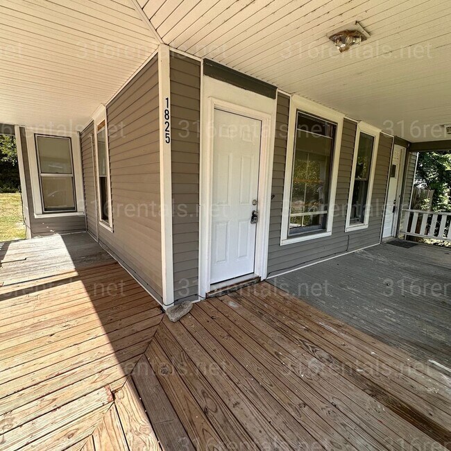 Building Photo - $800 - 2 bedroom/ 1 bathroom - Multi Famil...