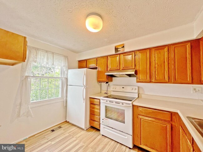 Building Photo - 6001 Rowanberry Dr