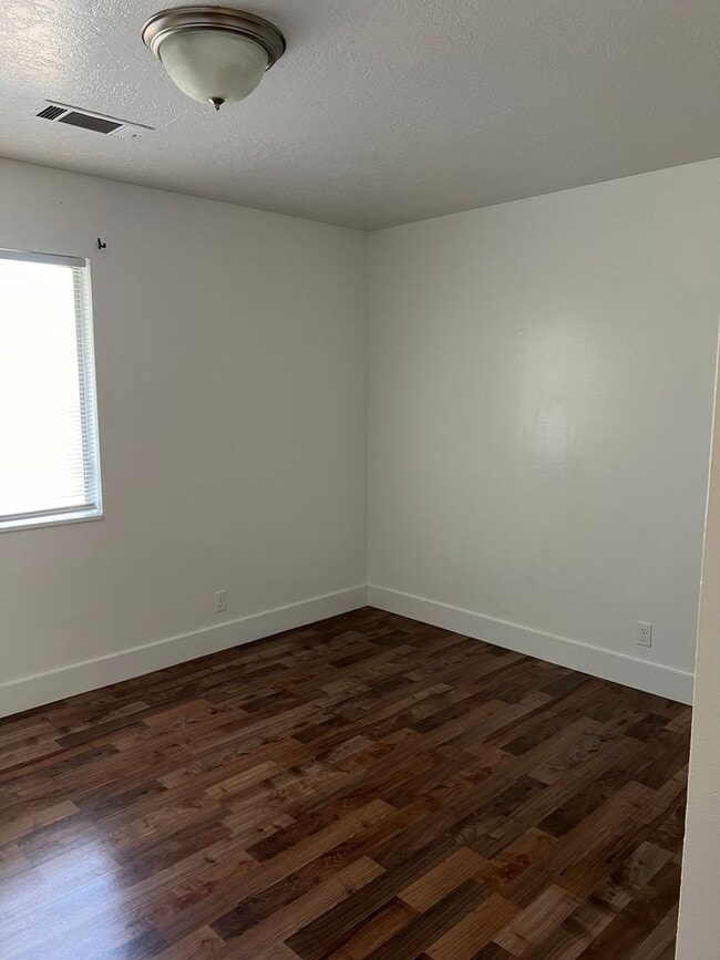 Building Photo - 1030 N 250 W