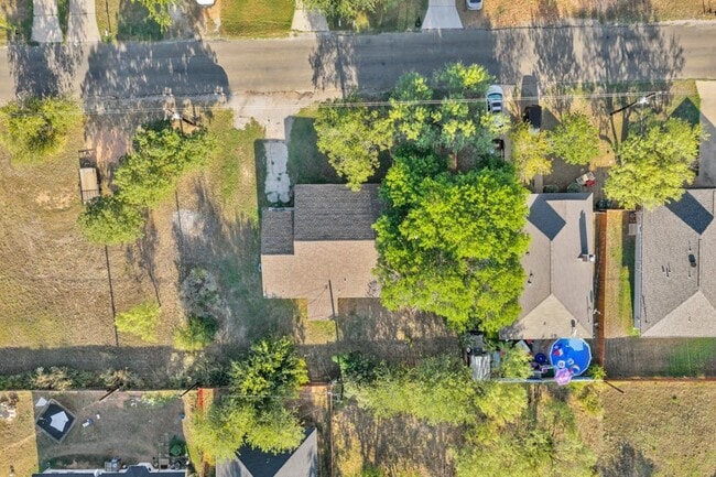 Building Photo - 848 Pecan Ln