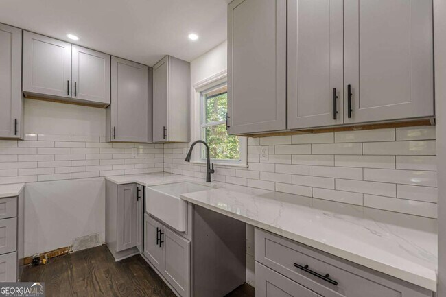 Building Photo - 2352 Glendale Dr