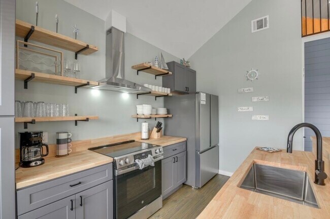 Building Photo - 1049 Sunset Cir