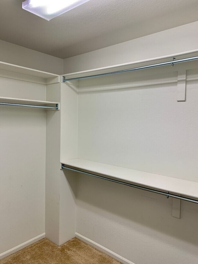 Building Photo - Gorgeous 2 Bedroom + Den, 2 Bathroom Home in Thompson River Ranch!