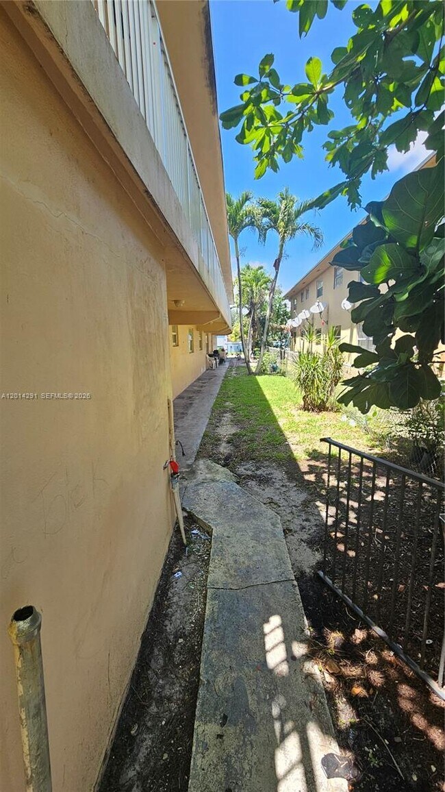 Building Photo - 1524 SW 5th Pl