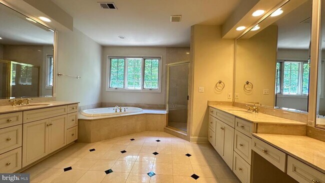 Building Photo - 1354 Lewinsville Mews Ct