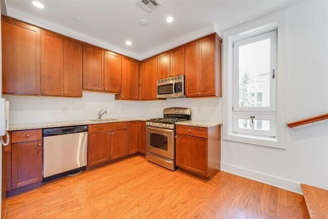 Building Photo - 66 Morris St