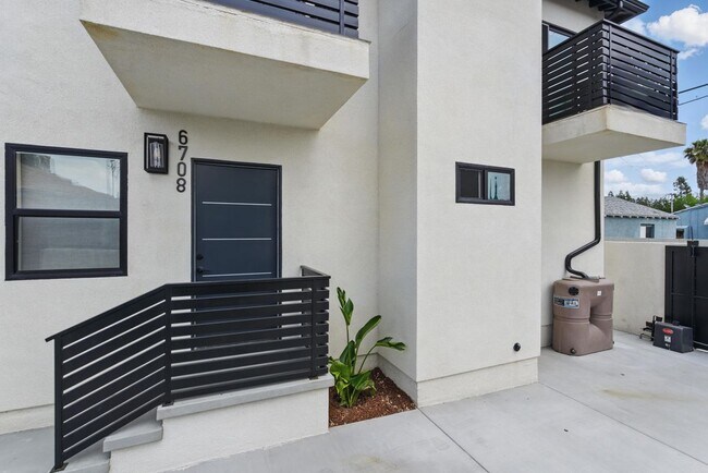Primary Photo - 6708 Riverton Ave