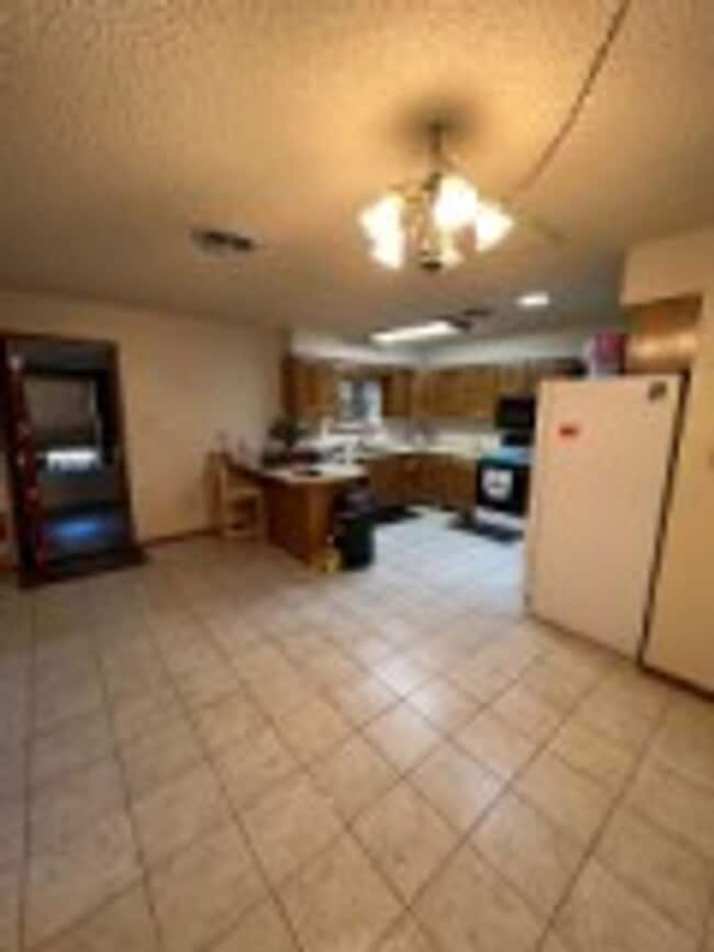 Building Photo - Beautful Brick Home with 3 BD/2 BA & Refri...