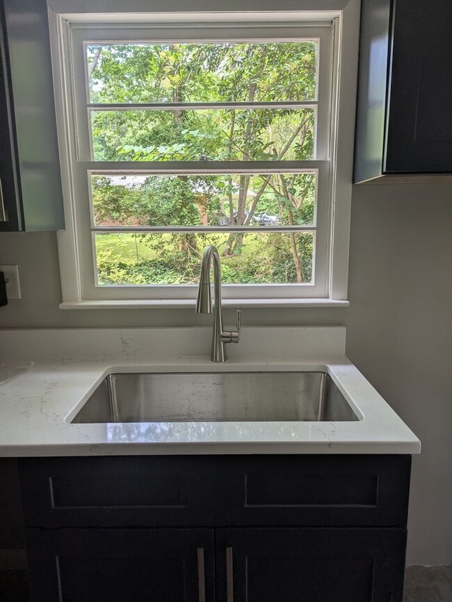 Building Photo - 23 S Circle Dr