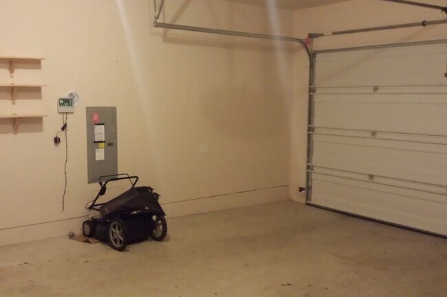 Building Photo - Spacious & Beautiful Home in Great Locatio...