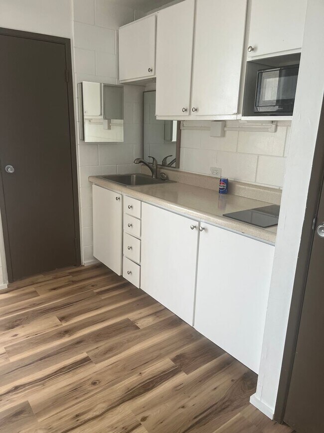 Building Photo - Recently Remodeled Studio In The Heart of Waikiki.