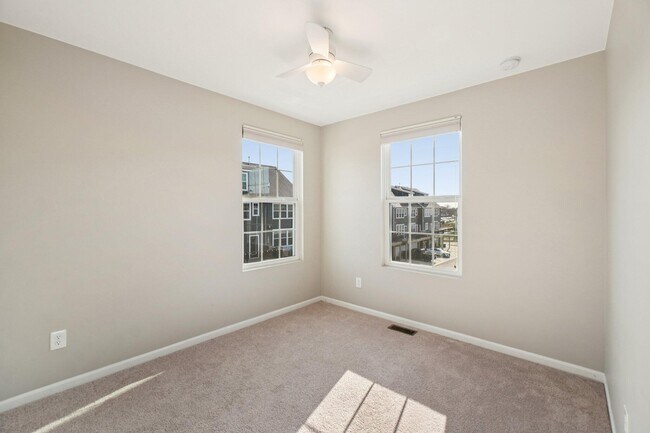 Building Photo - 202 N Sydney Ct