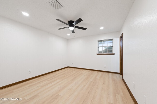 Building Photo - 102 Wisteria Dr