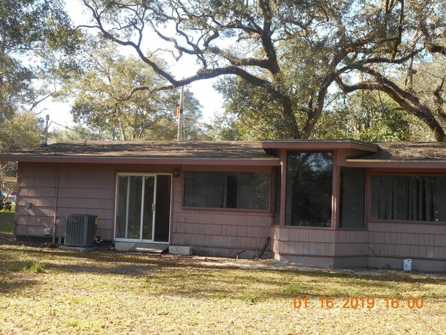 Building Photo - Lake Front Property