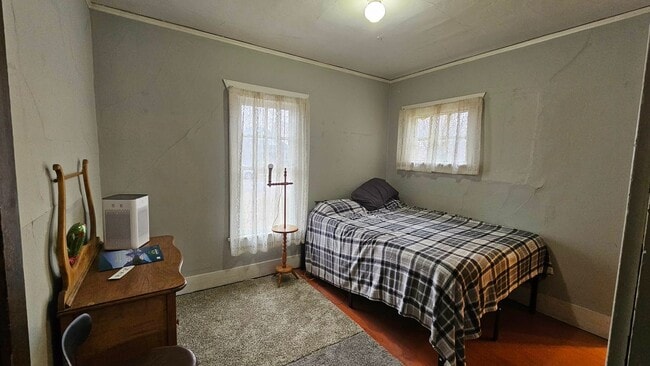 Building Photo - Large Corner Lot House