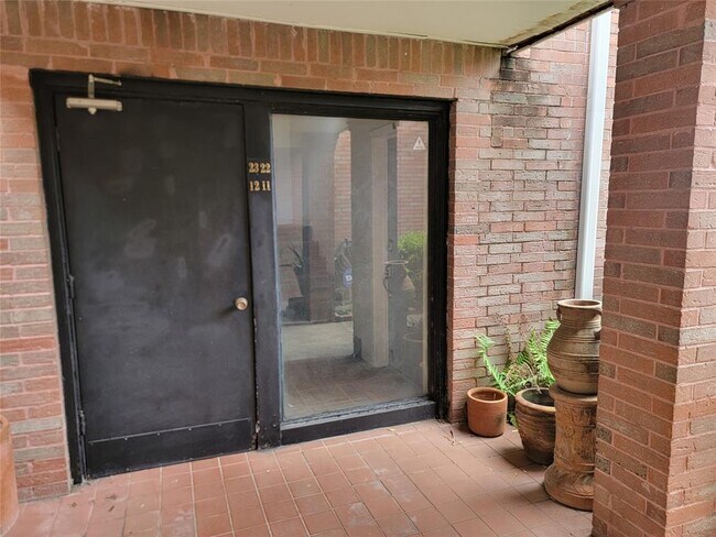 Building Photo - 2711 Briarhurst Dr