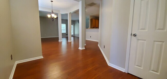 Building Photo - 3 Bedroom Home in North Charlotte