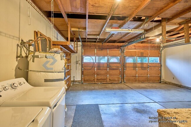Building Photo - 3300 NE Robin Ct