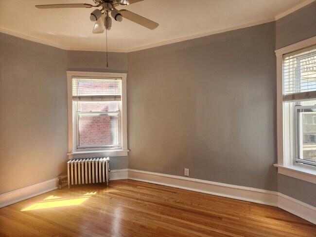 Building Photo - 1058 W Columbia Ave