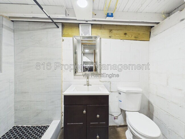 Building Photo - 810 S Woodland Ave