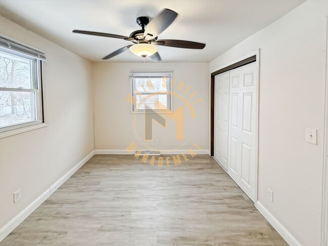 Building Photo - Central Air! 3 Bed 1 Bath Duplex