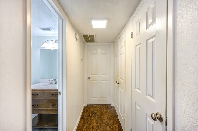 Building Photo - 2120 Wilcrest Dr