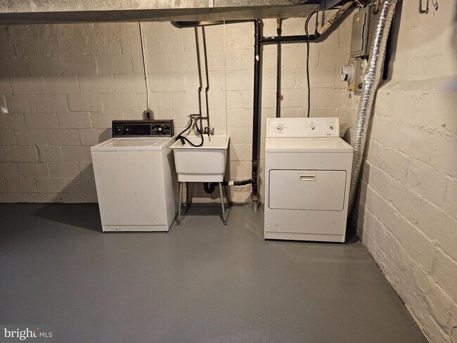 Building Photo - 3238 Westmont Ave