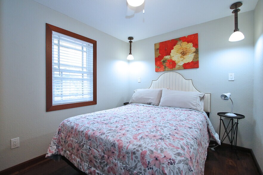 Building Photo - 809 4th Ave N