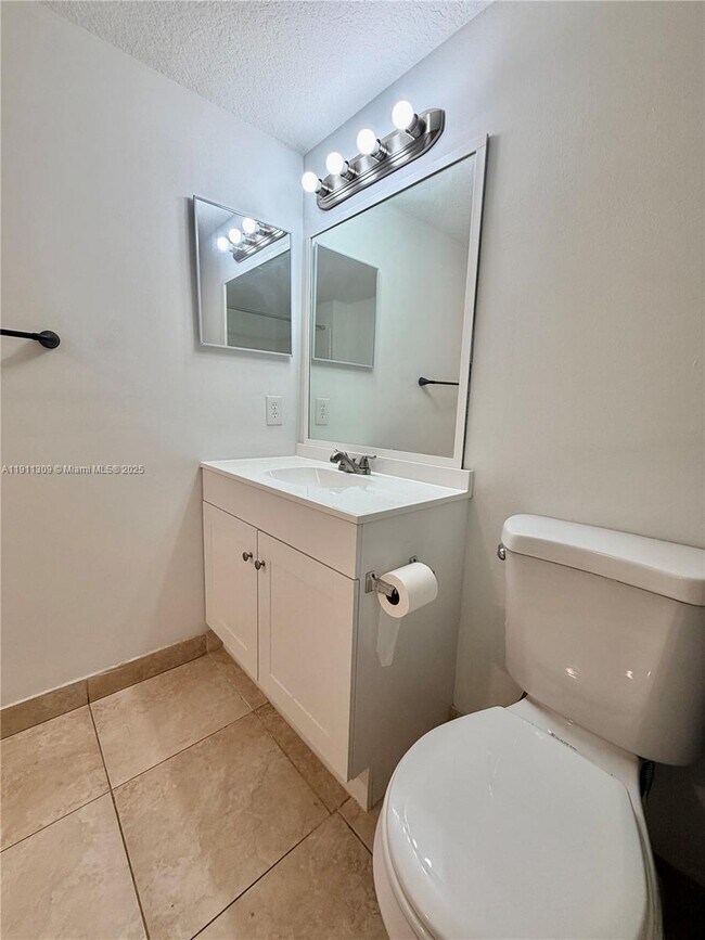 Building Photo - 1122 Villa Cir