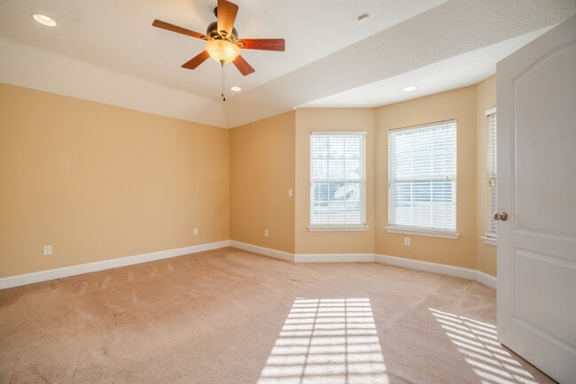 Building Photo - 59 Forest St NE