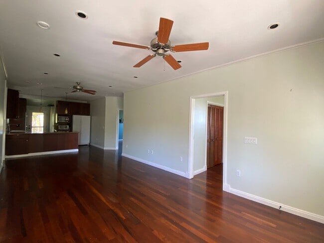 Building Photo - Large 3 Bed, 2 bath plus bonus room with w...