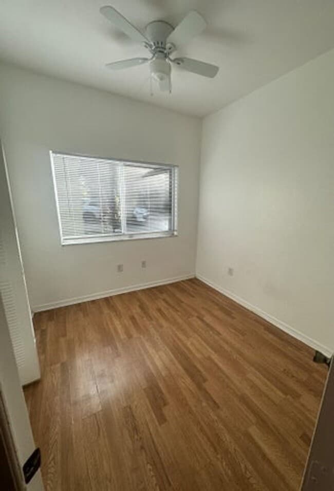 Building Photo - 220 Crestwood Cir